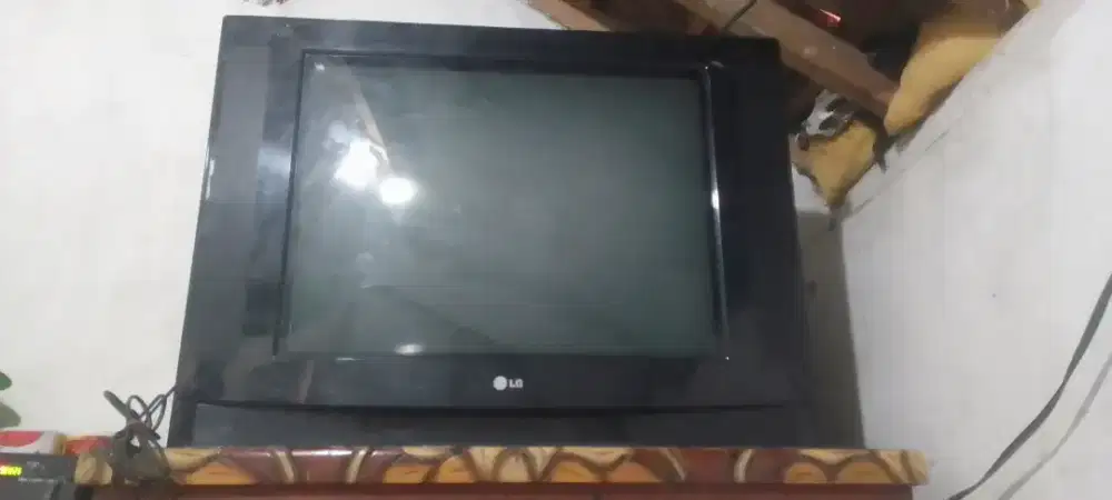 Jual tv merek LG 29in layar flet 450 nego dikit