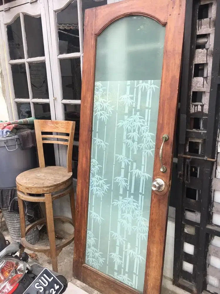 Pintu kayu (tengah kaca) kokoh