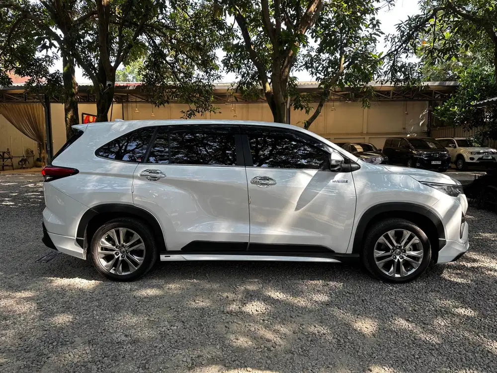 TOYOTA KIJANG INNOVA 2.0 Q HV ZENIX CVT 2023