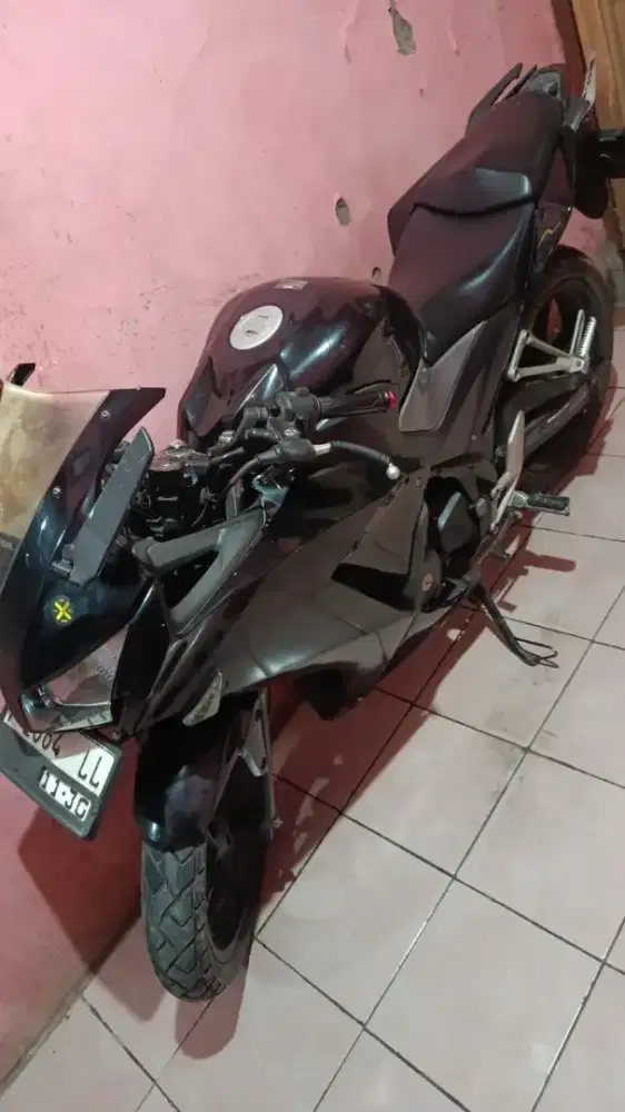 Honda CB150R hitam