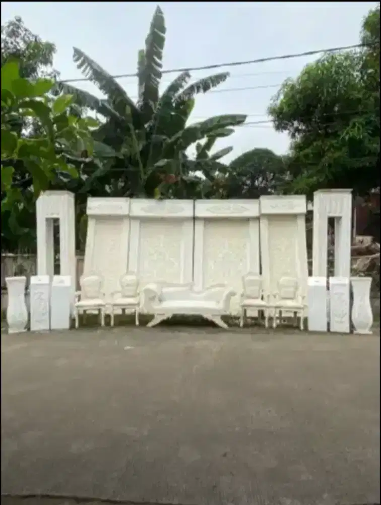 Sofa putih dekorasi pelaminan pernikahan