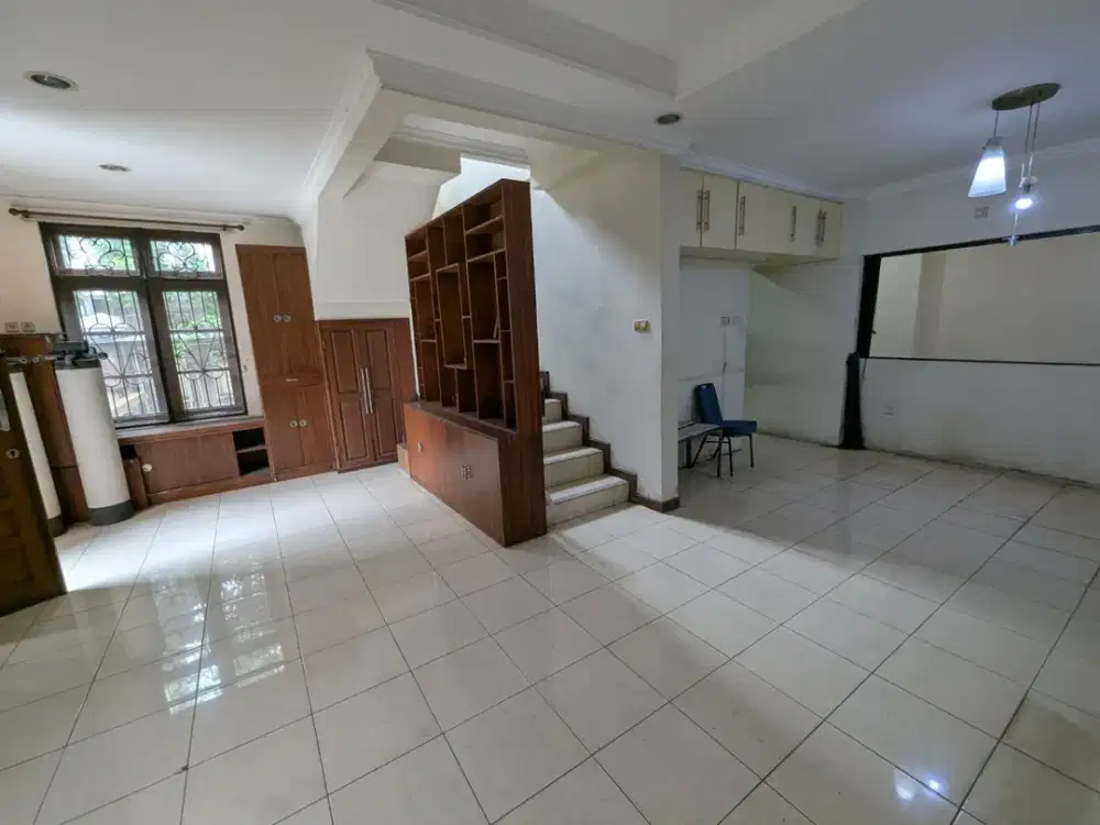 Rumah Hoek Mewah di Taman Palem Lestari – Tanah Luas 208m², Siap Huni