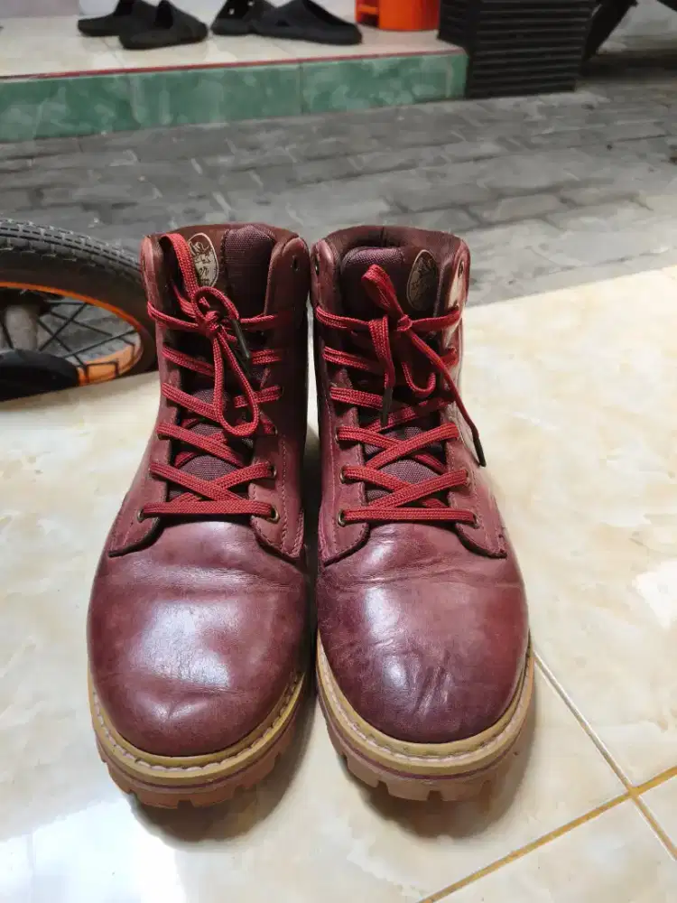 Sepatu Eiger Dauerhaft maroon
