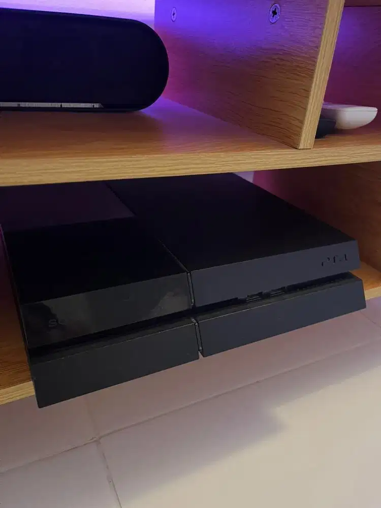 PS4 Fat 500GB kondisi normal dan siap digunakan.
