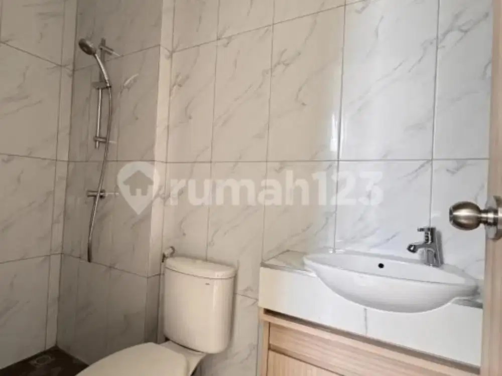 Rumah 3 Lantai Posisi Badan di Lavon Cluster Osaka, Tangerang