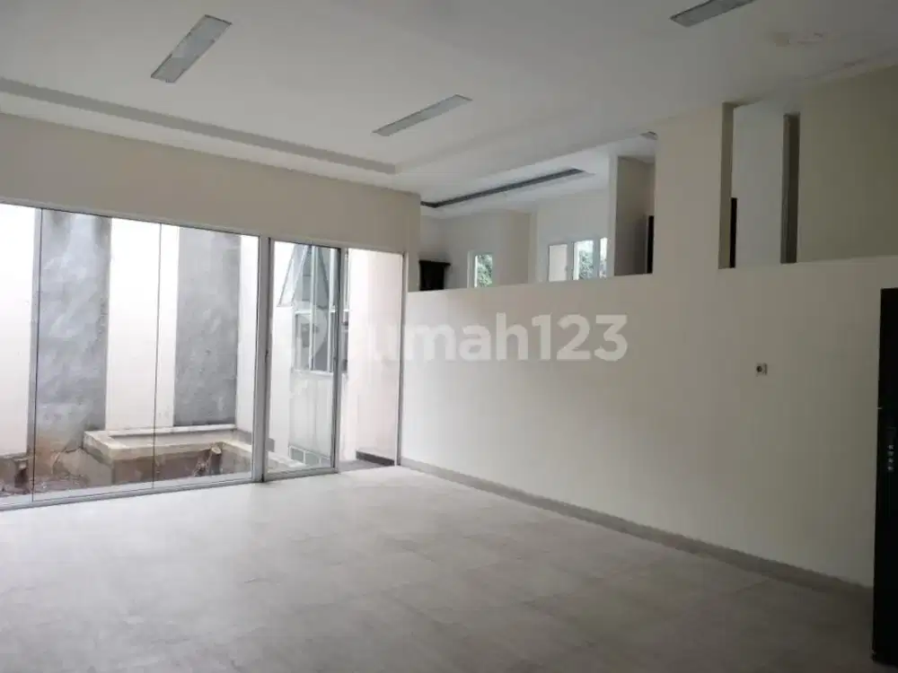 Rumah 3 Lantai di Emerald Cove Gading Serpong, Tangerang