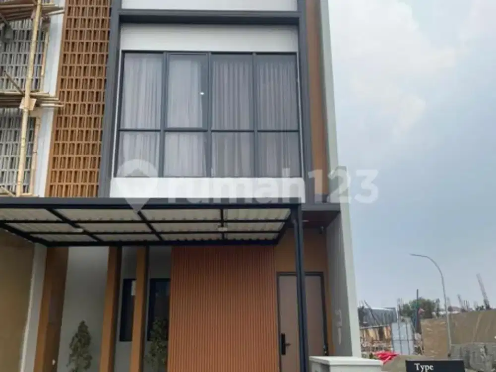 Rumah Cantik 3 Lantai di Pacific Garden Puri, Jakarta Barat