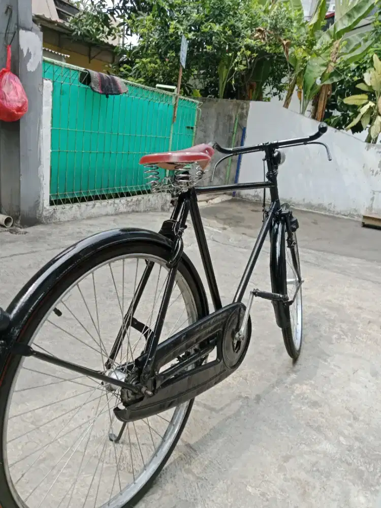 Sepeda Onthel Hitam