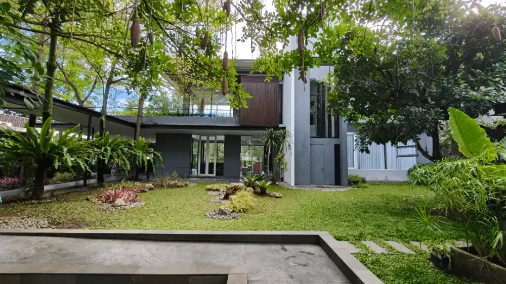 Rumah  konsep villa dengan halaman belakang view golf