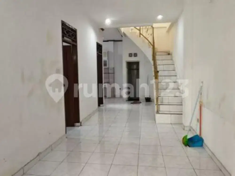Rumah 2 Lantai 4+1 KT di Gading Griya