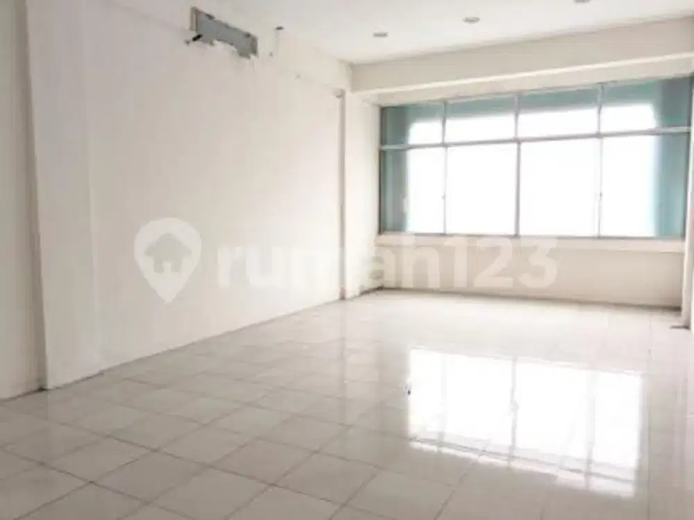 Disewa Ruko 3 Lantai Siap Huni di Jalan Raya