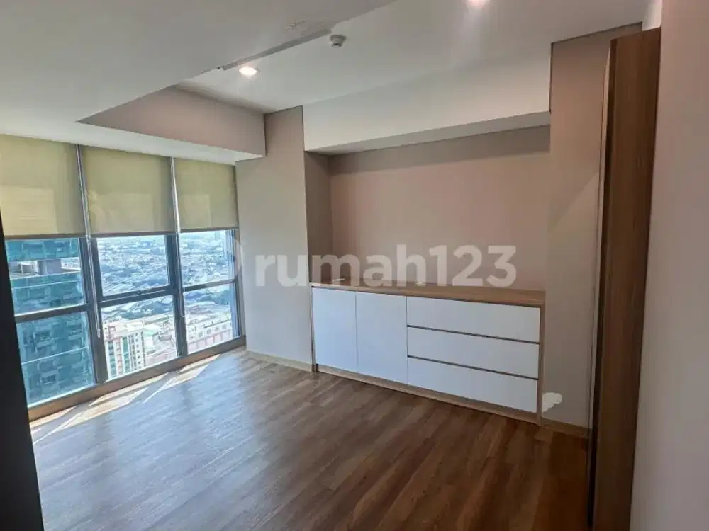Disewa Apt Holland Village 3+1Br Semi Furnised