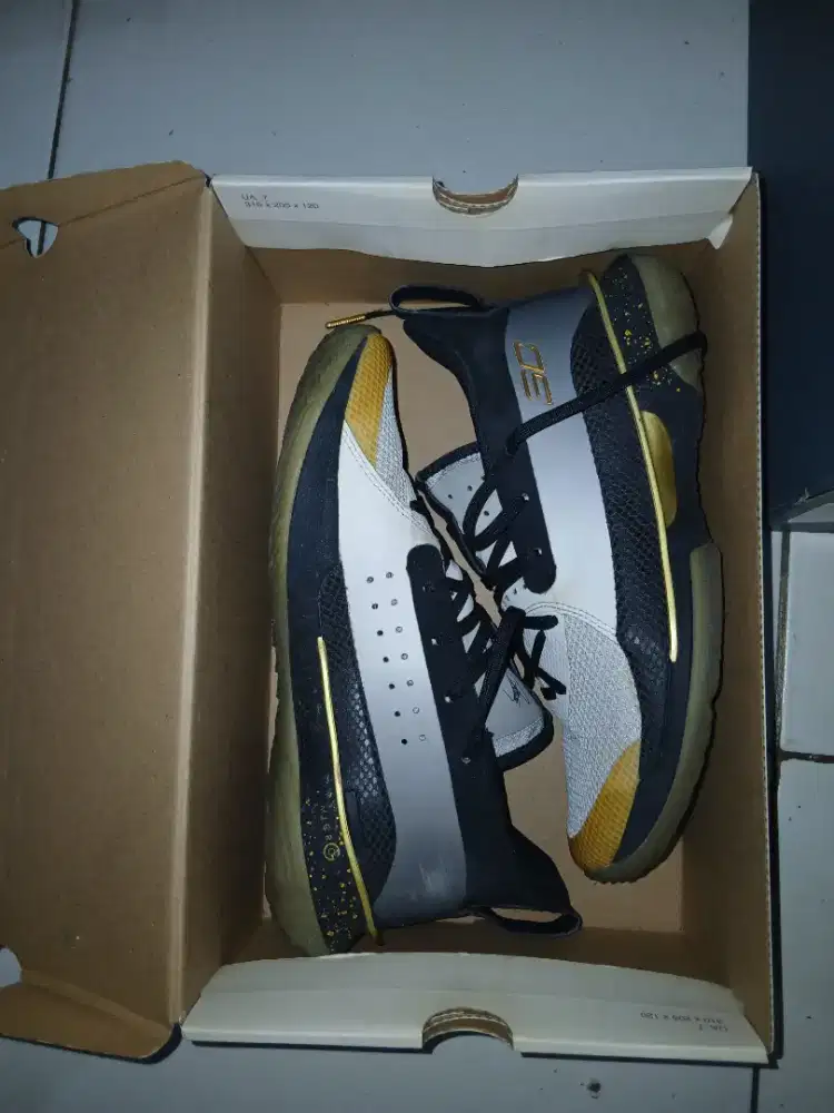 Sepatu basket Under Armour Curry 7 'For The Game' 
3023300-104-7 Male