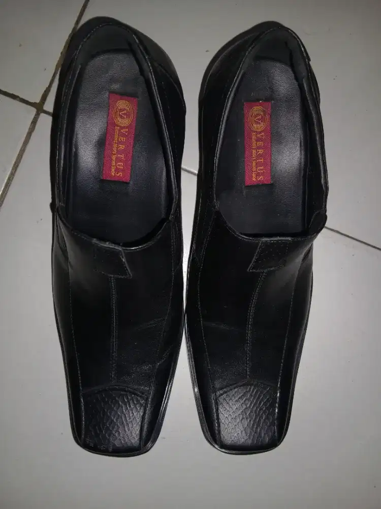 Pantofel formal slip-on hitam Vertus size 42