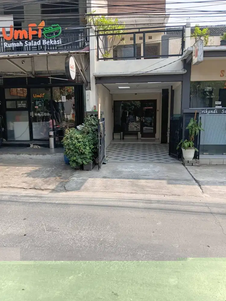 Rumah Disewakan pinggir jalan utama Untuk Kantor dan Toko di Rawalumbu