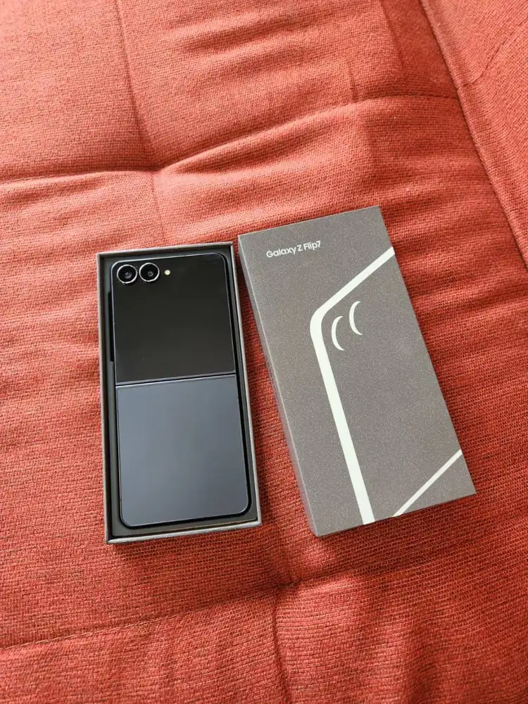 Samsung Galaxy Z Flip 7 256gb sein like new