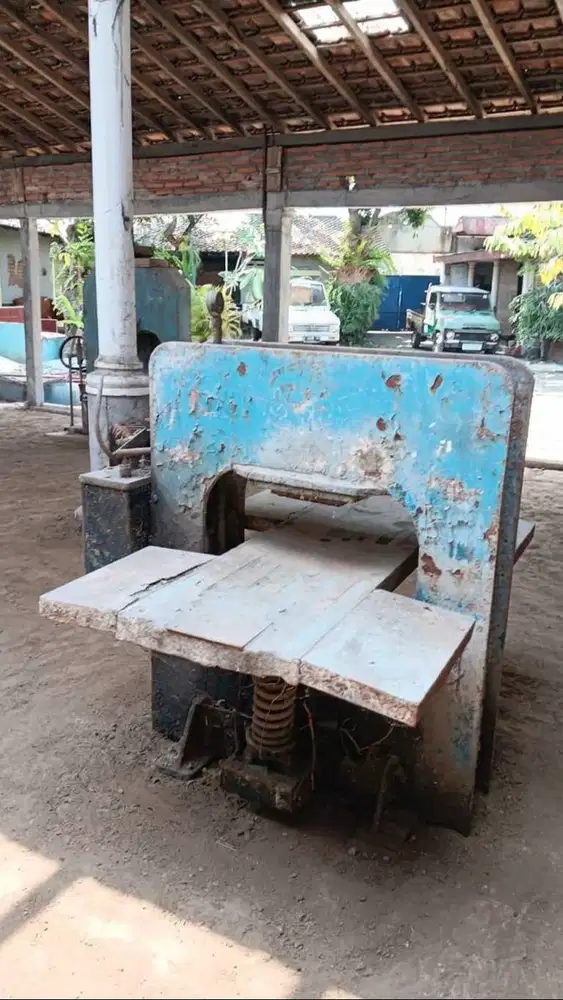 Mesin Cetak Tegel dan Konblok Paving Hidrolis Diesel 1990