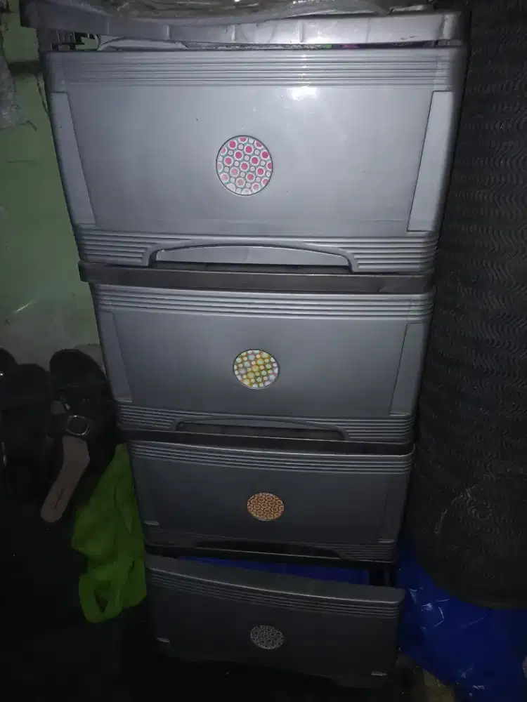 Lemari plastik bekas