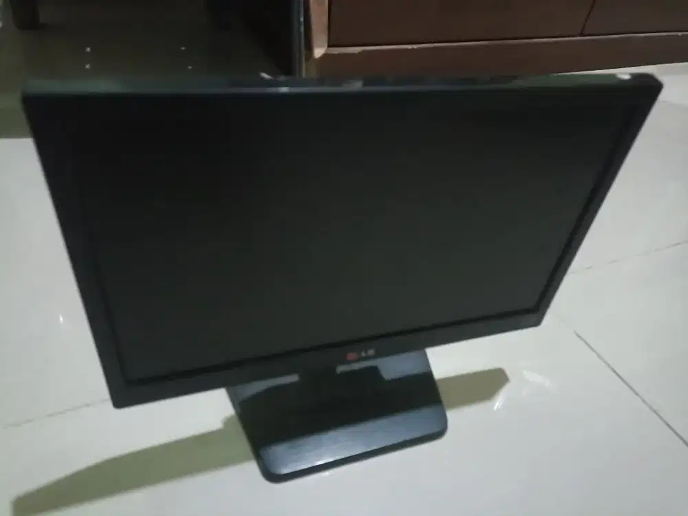 Monitor LED komputer merk LG 16inci