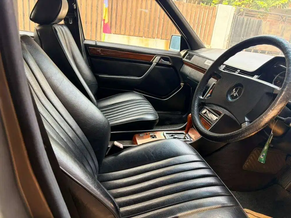 Mercedes-Benz E230 1990 Bensin