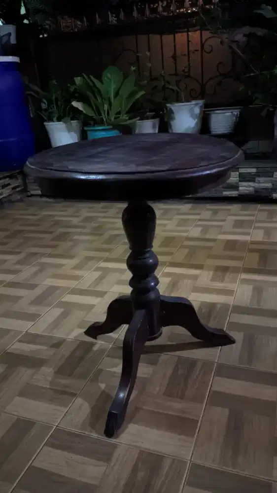 Meja kayu bulat hias