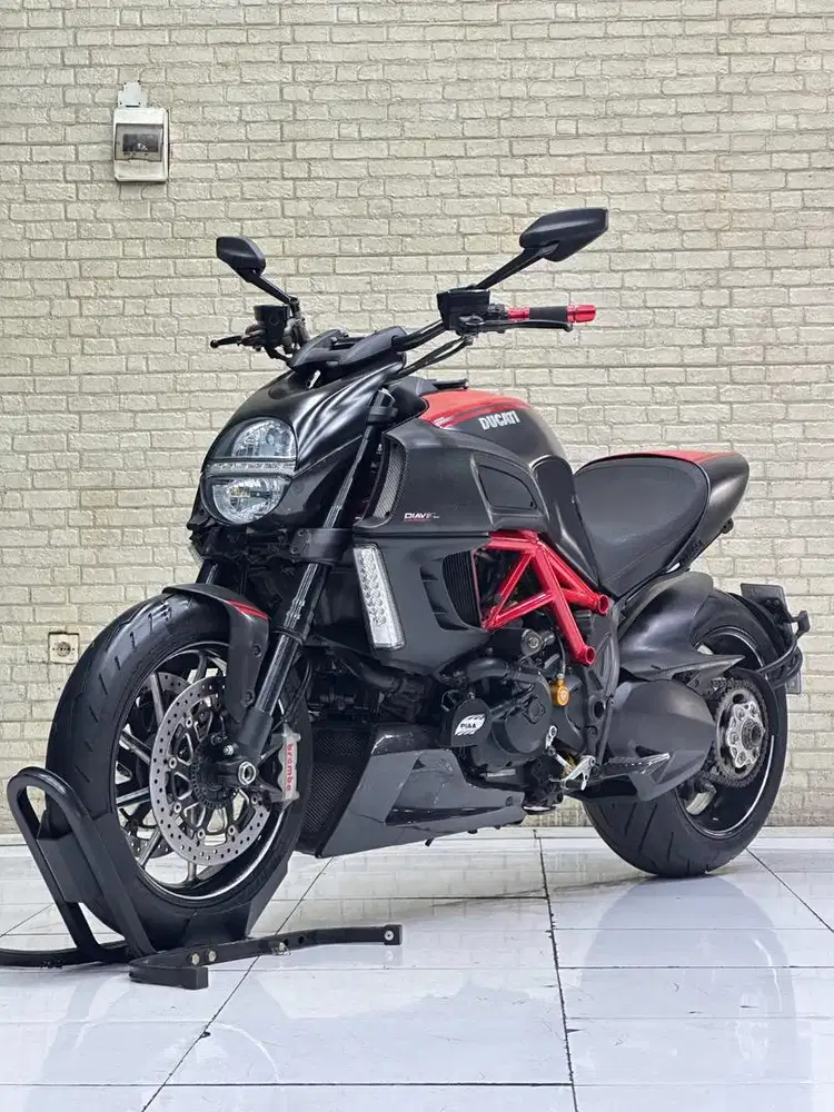 Moge Ducati Diavel red carbon mustika motor