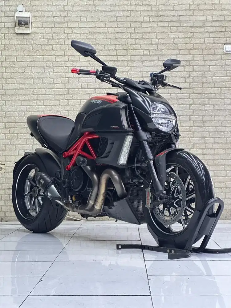 Moge Ducati Diavel red carbon mustika motor