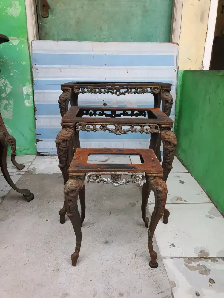 Kerangka meja antik susun