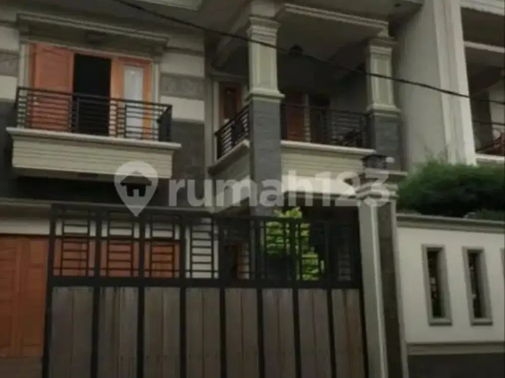 Rumah mewah ada kolam renang di Duren Sawit Jakarta Timur