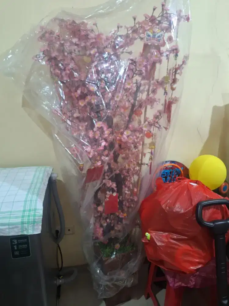 Pohon imlek 1,8 - 2m lengkap ada lampu lampion dan hiasannya