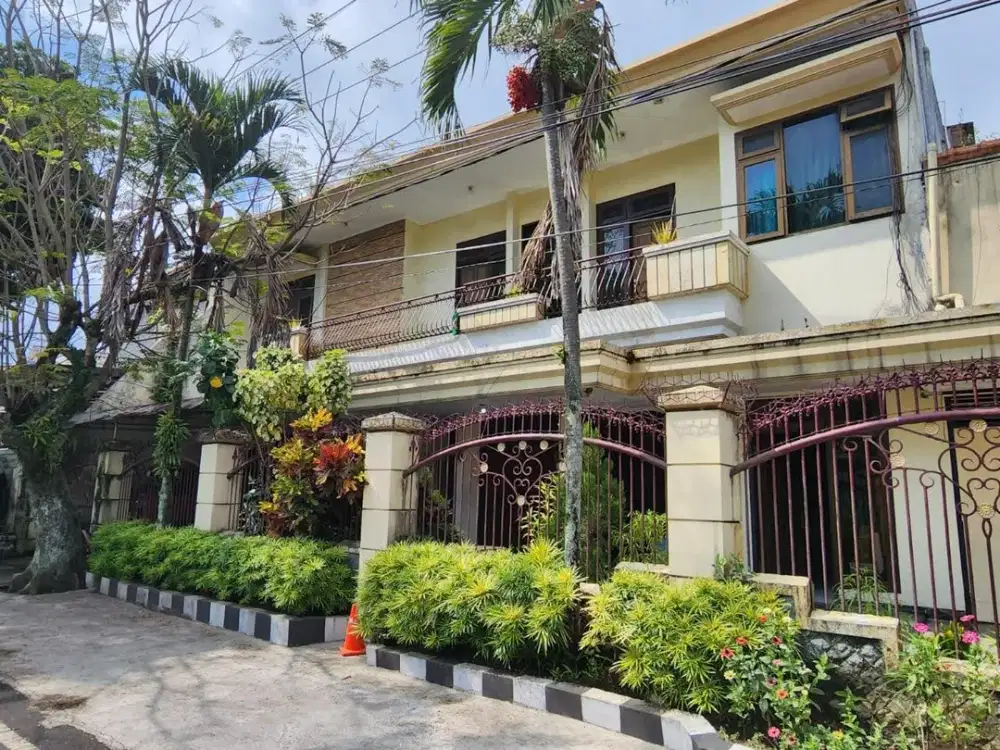 RUMAH BESAR 2 KAVLING – JL. SERAM MALANG   LUAS • STRATEGIS • COCOK UNTUK HUNIAN + KANTOR