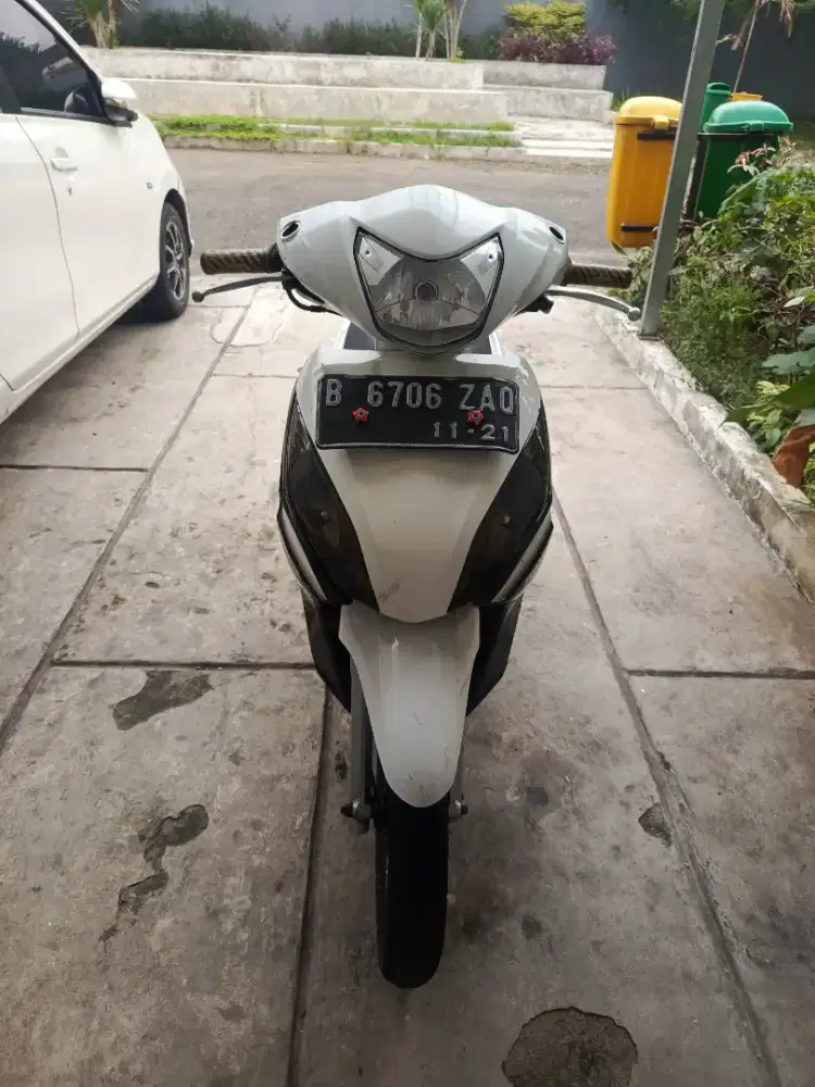 Honda spacy wrna putih,ss lengkap faktur ada,thn 2011,harga 6jt nego..