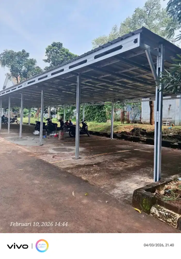 Tukang pasang baja ringan