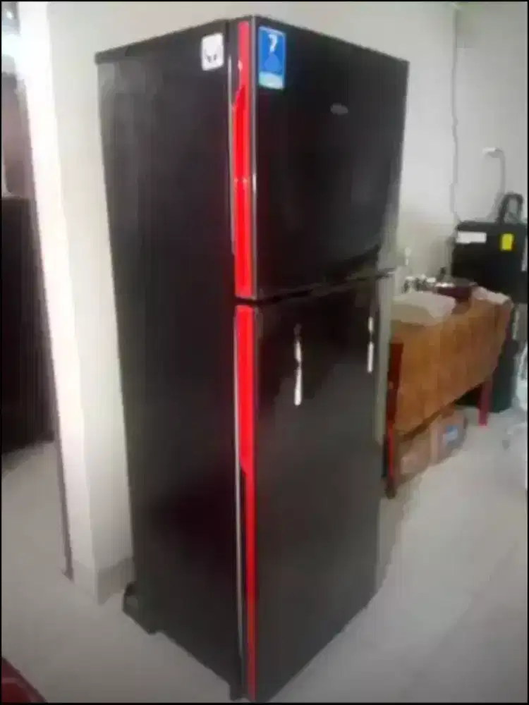 Freezer Kulkas Besar 2 pintu Aqua hitam seperti baru