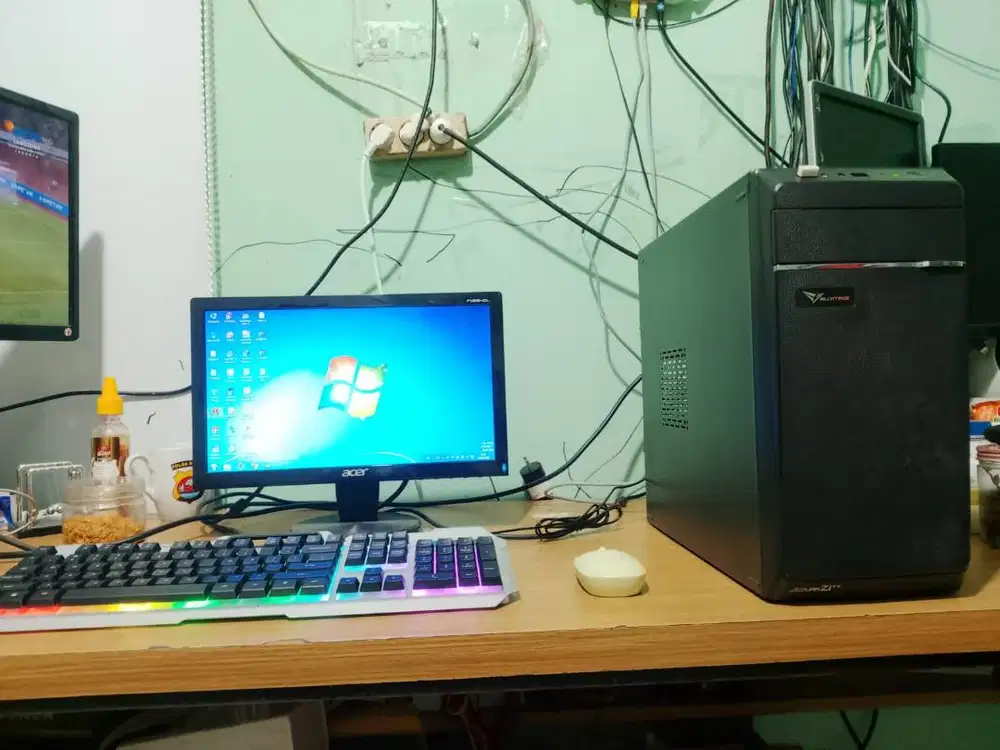 1 set PC core i5 + VGA Nvidia + Layar Acer