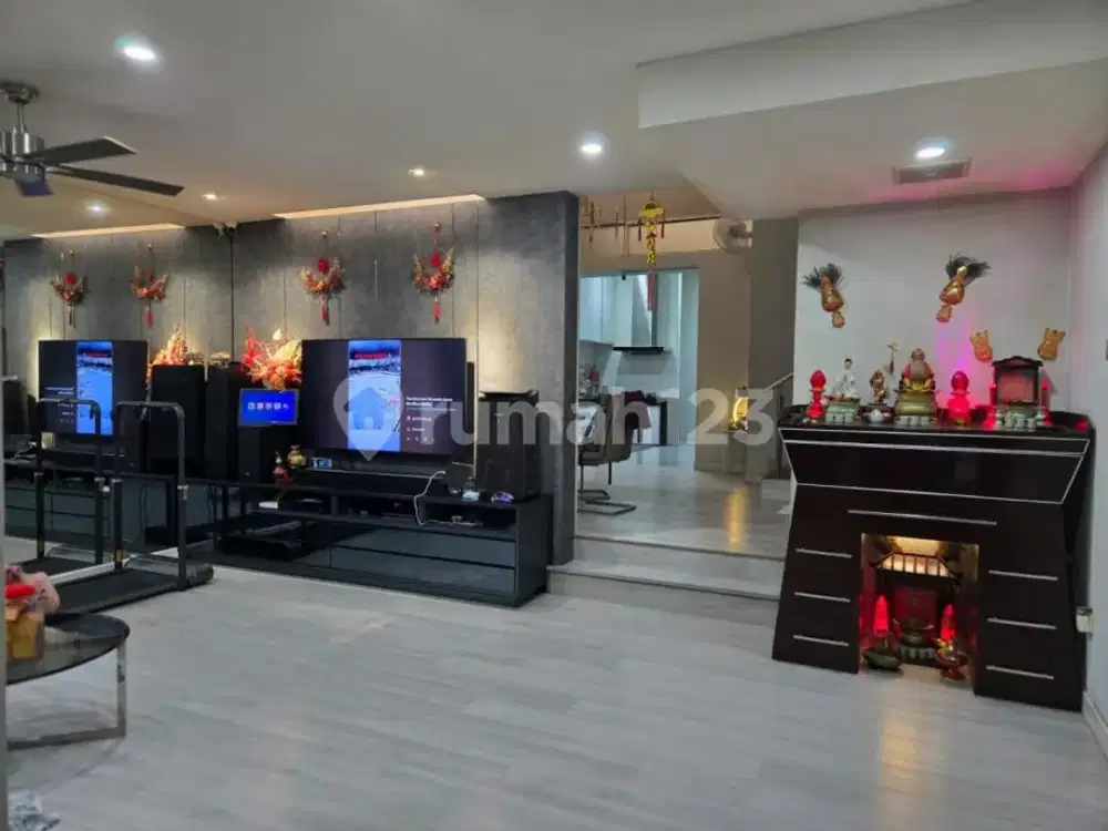 Dijual Cepat Rumah 3 Lantai di Taman Grisenda. Semi Furnish
