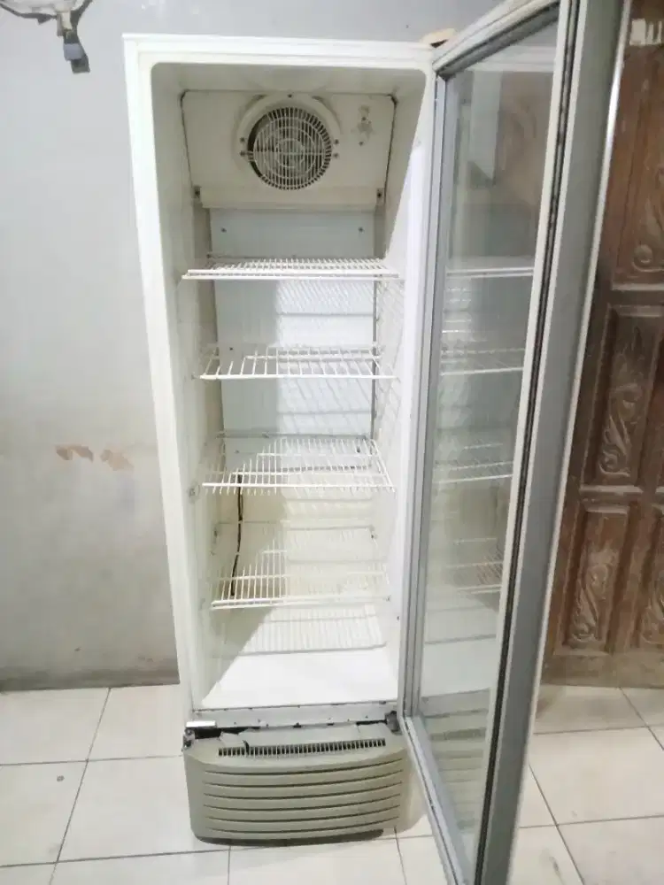 Showcase gea 1pintu