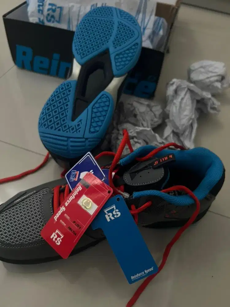 sepatu bulutangkis badminton