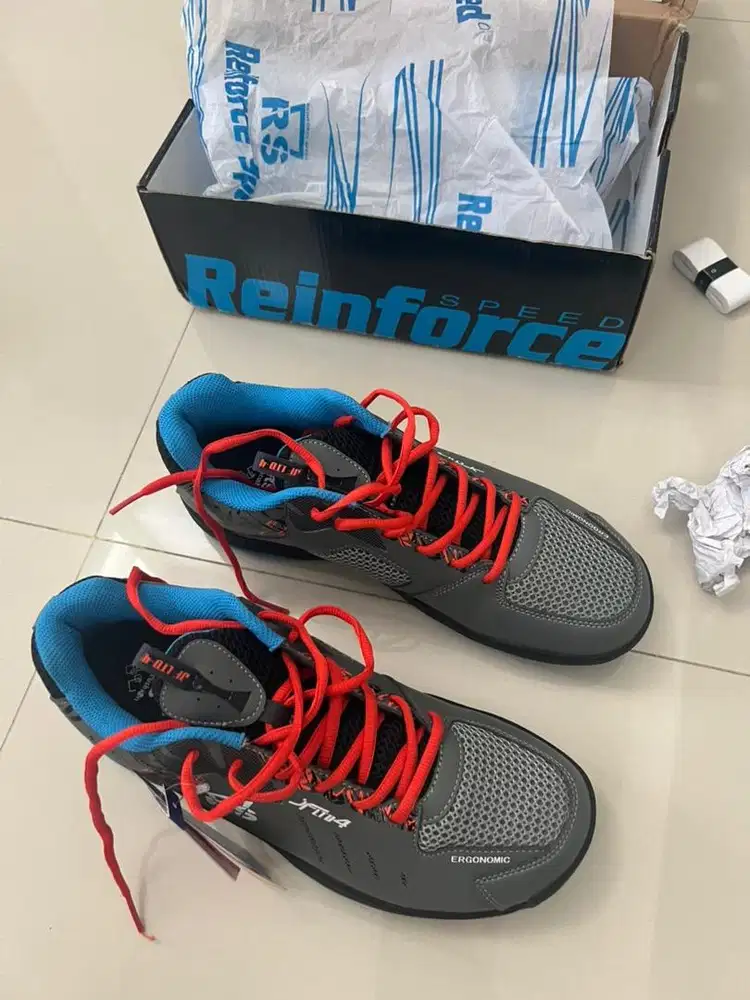 sepatu bulutangkis badminton