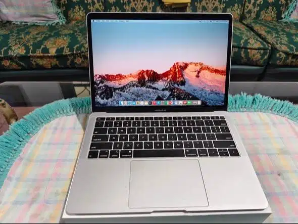 Laptop macbook air retina 2018 ex ibox,kondisi istimewa, like new