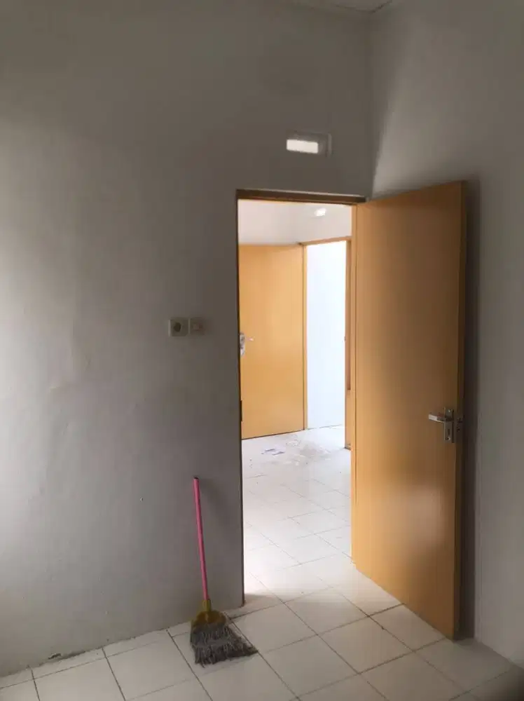 RUMAH DENGAN TAMAN DAN POSISI YANG MENARIK