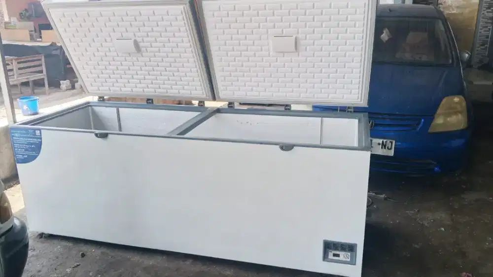 Freezer Box GEA 1200 Liter Super Beku & Dingin Tinggal Pake