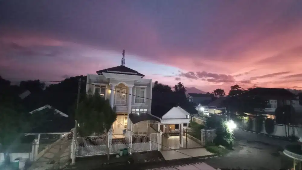 Rumah american classic modern yg luas dan fungsional. Semi furnished