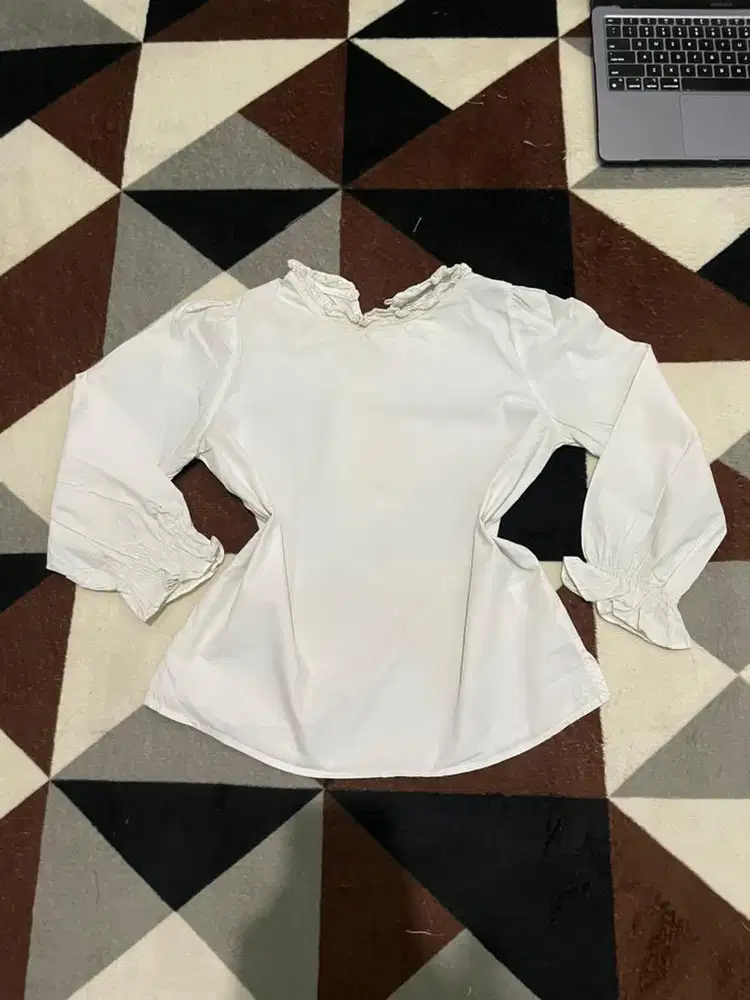 Blouse Putih Ruffle Lengan Balon