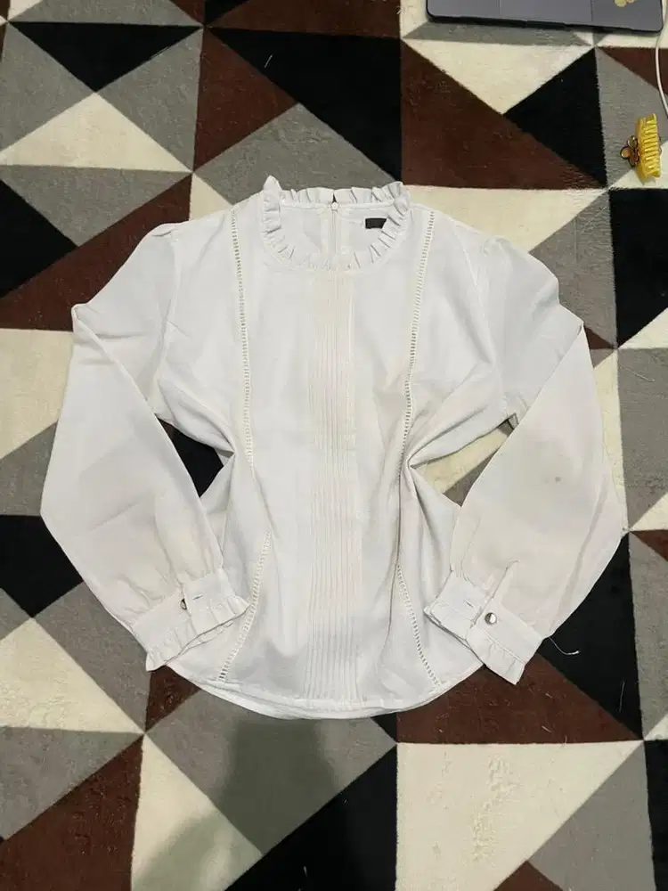 Blouse Putih Kerah Ruffle
