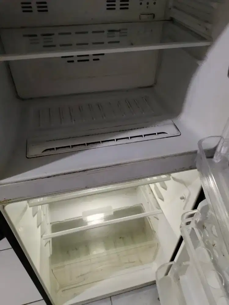 Kulkas Polytron 2 pintu original kondisi 85%