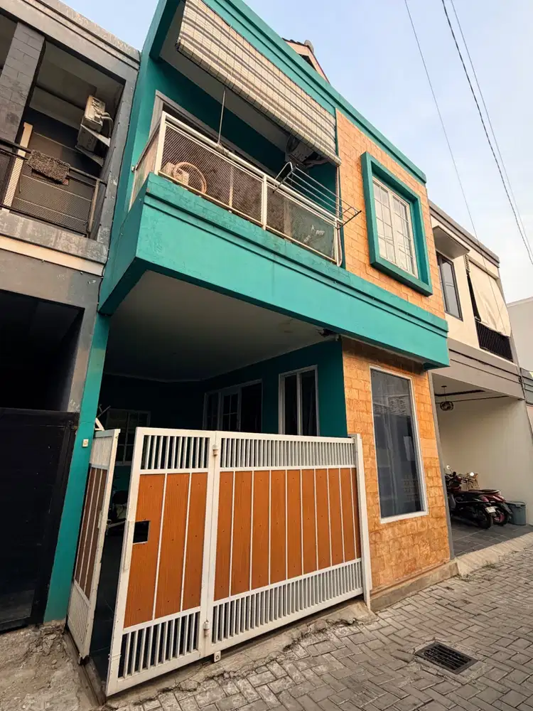 Dijual Rumah 2 lantai di Graha Raya