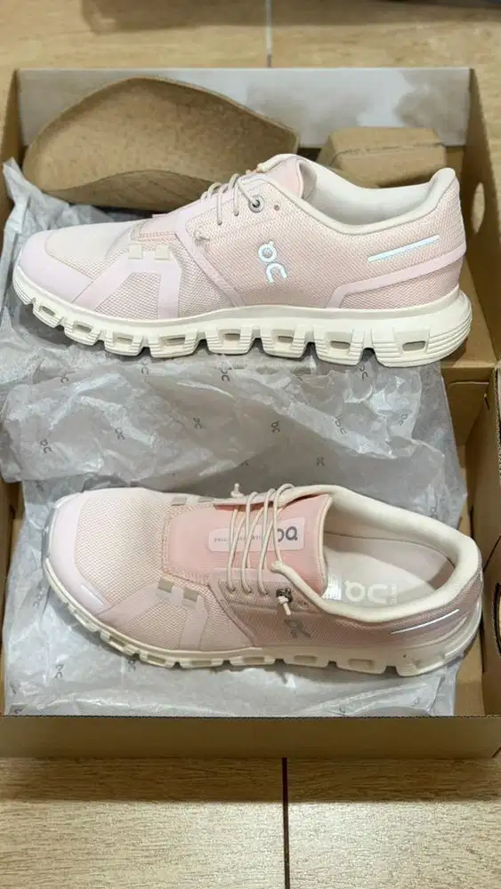 Preloved Sepatu On Cloud 6 Women's Pink