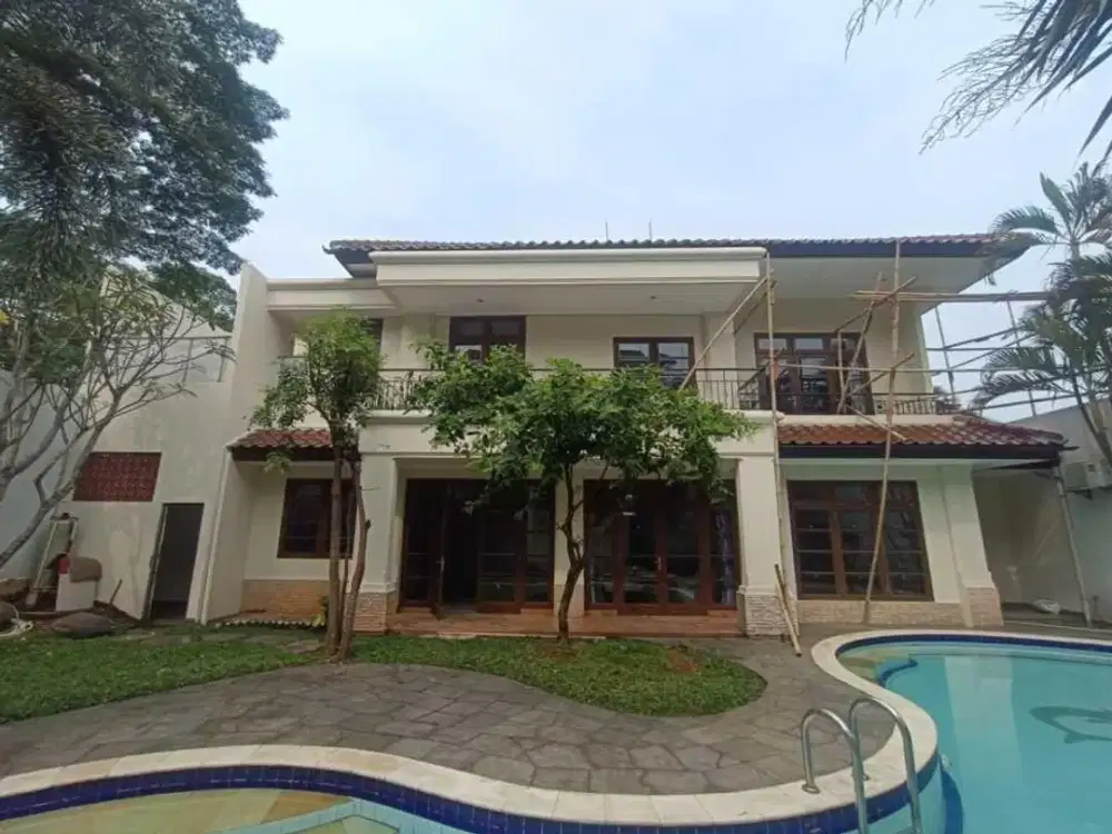 Disewakan Rumah Luas dengan Kolam Renang Telaga Golf BSD