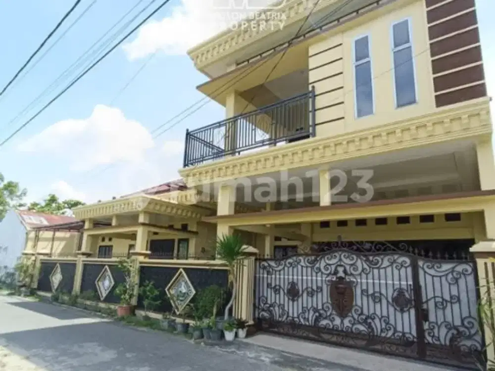 Rumah Mewah 2 Lantai dengan Halaman Luas Bonus 5 Kamar Kost